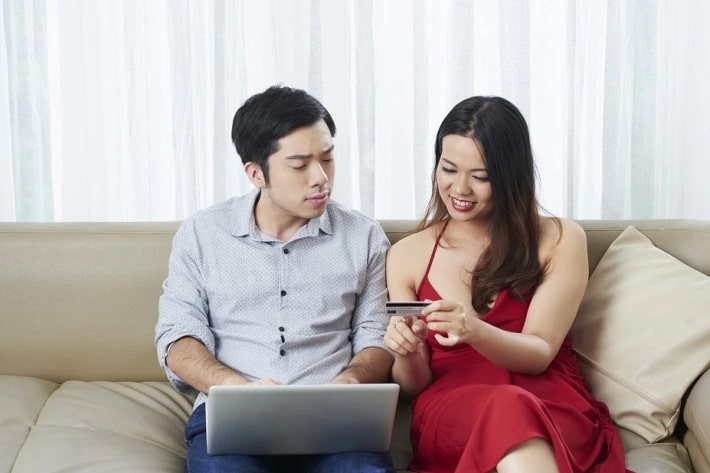 Na riqueza e na pobreza? Descubra agora o que é a infidelidade financeira