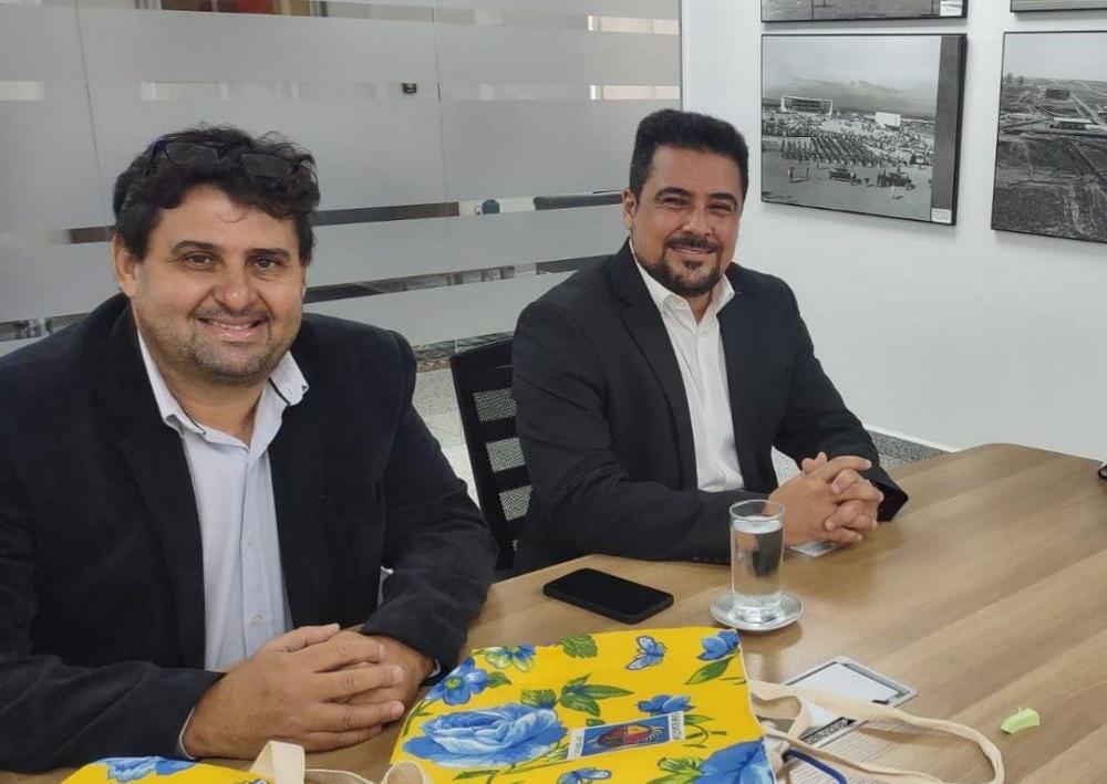 Cristiano Teixeira (à esquerda na foto), que também acompanhou Felipe em Portugal, na Itália e em diversos outros países