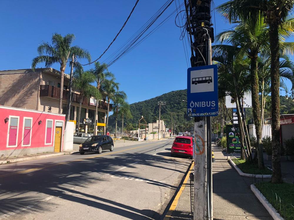 Ponto de ônibus em frente ao Shopping Beira Praia