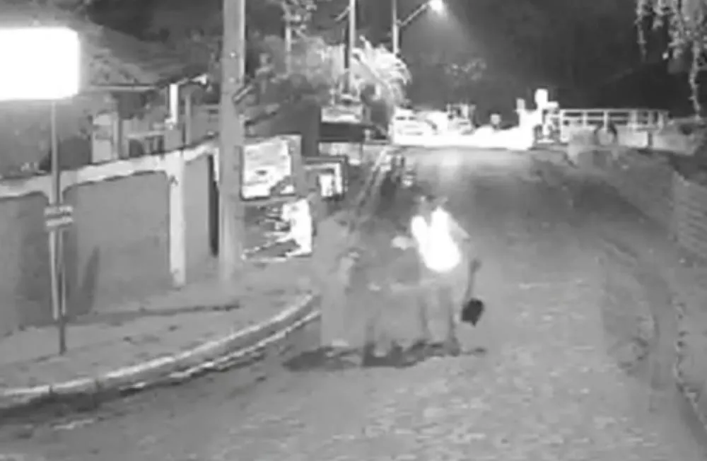 Imagens de câmeras de segurança flagraram a agressão