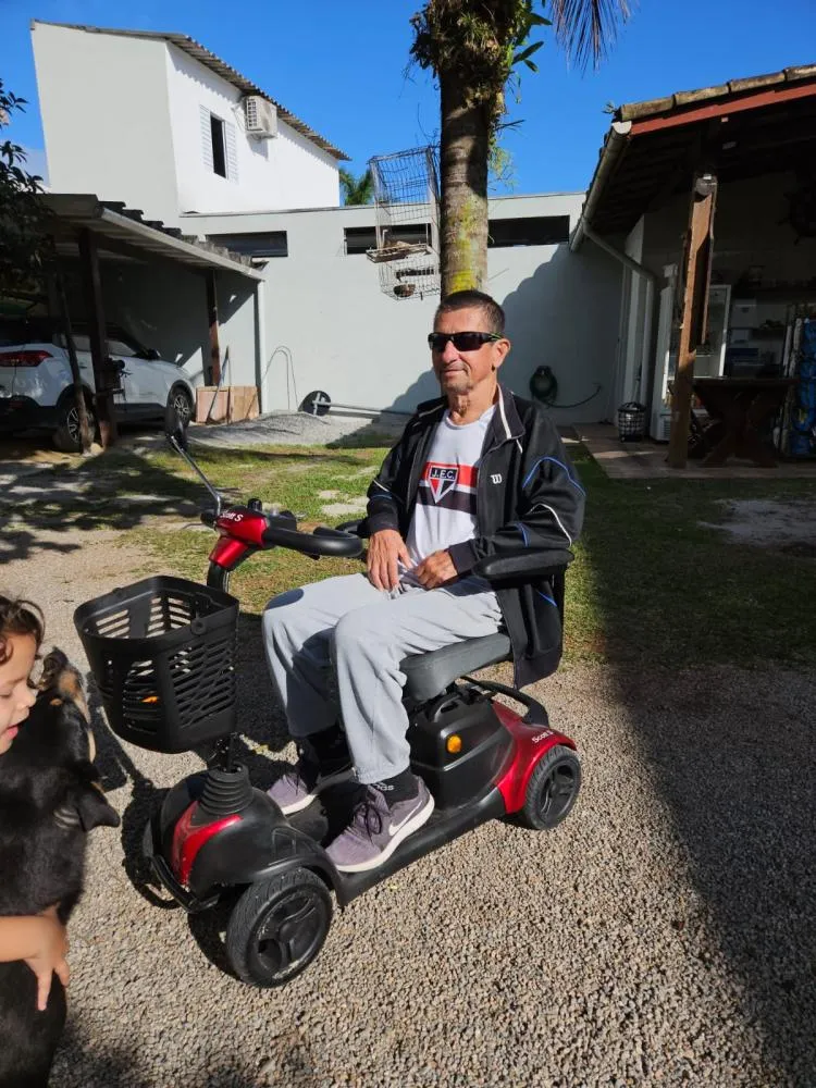 Vakinha busca ajudar Cláudio Izidoro em tratamento contra doença rara