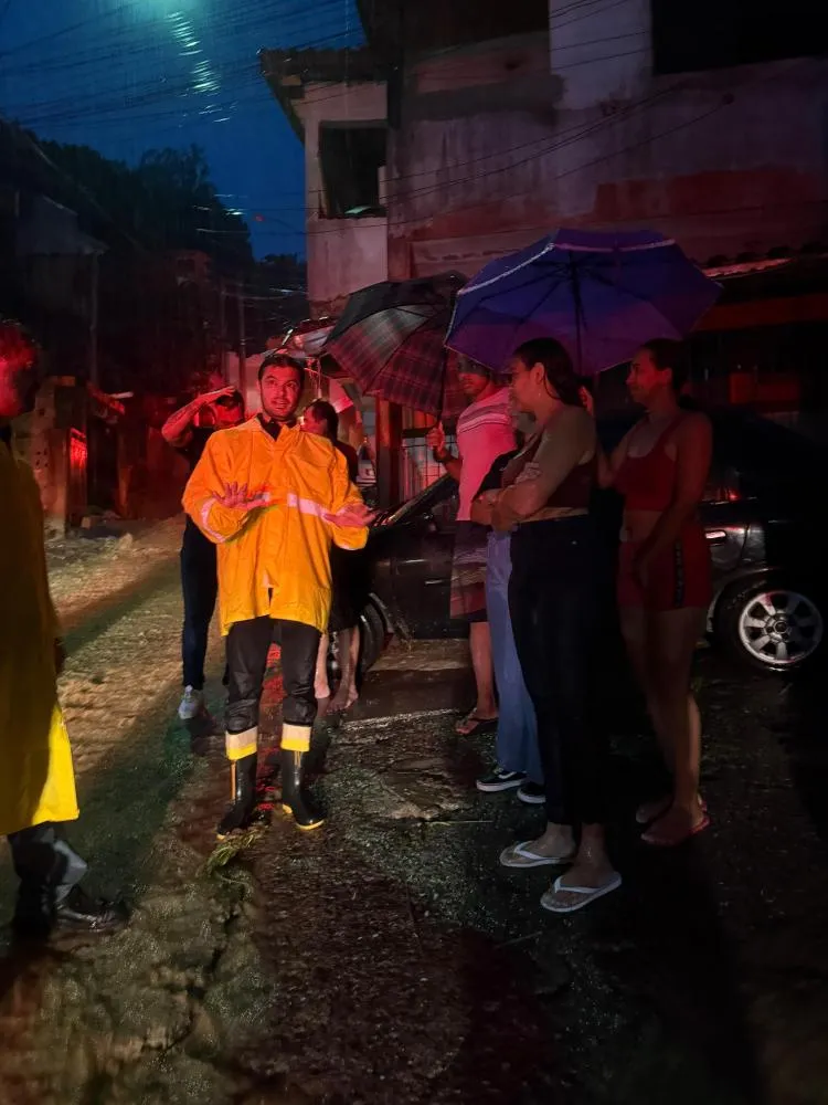 Prefeito Reinaldinho conversa com moradores durante forte chuva que atingiu o município na terça-feira (16)