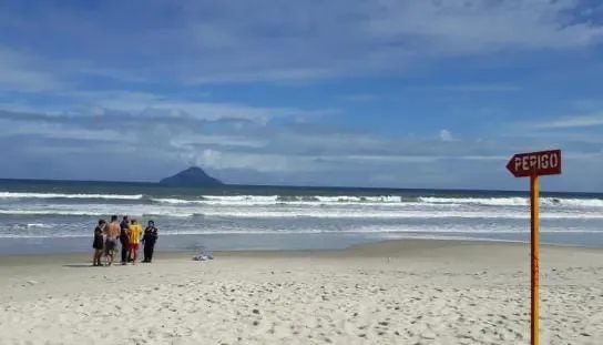 Equipes atuam na Praia de Juquehy em buscas por um adolescente de 15 anos desaparecido após afogamento.