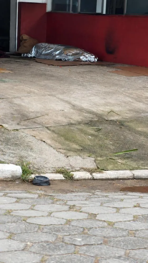 Caso gerou comoção entre moradores de Boiçucanga e reacendeu discussões sobre vulnerabilidade social e o crescimento da população em situação de rua em São Sebastião.