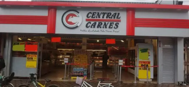 Buraco aberto ao lado do estabelecimento teria sido usado pelos criminosos para invadir o açougue.