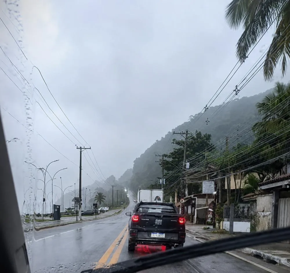 Motoristas enfrentaram dificuldades na subida entre Boiçucanga e Camburi devido ao óleo na pista.