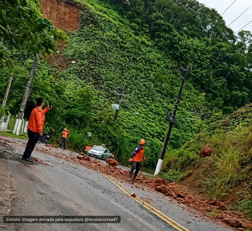 Equipes monitoraram o trecho após queda de terra entre Baleia e Camburi.