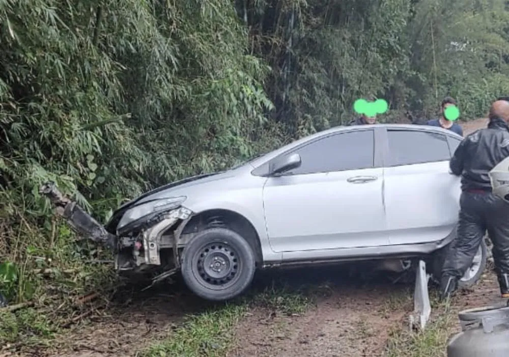 Acidente envolvendo um Honda City causou lentidão na Rodovia Rio-Santos, na altura da Praia Preta, em São Sebastião.