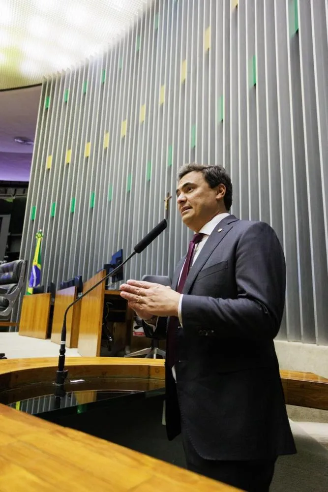 Deputado federal Maurício Neves votou favoravelmente à PEC que prevê o fim da escala 6x1 e redução da jornada semanal de trabalho no Brasil.