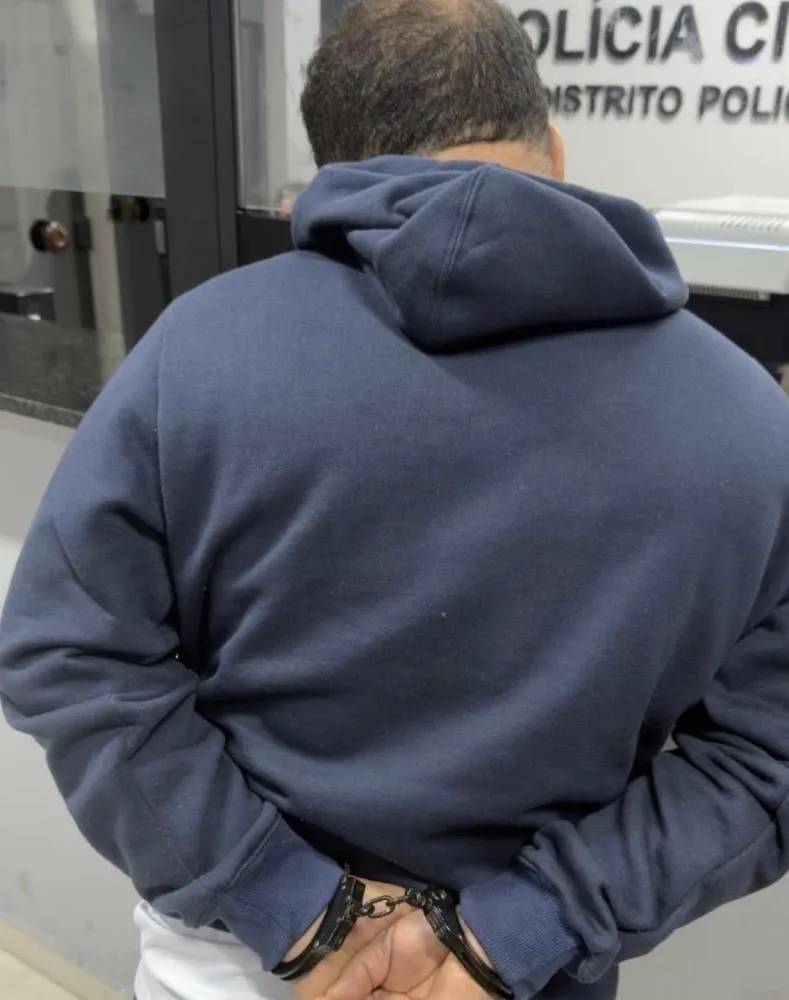 Suspeito investigado pela morte de “Joãozinho”, na Praia Brava, em Boiçucanga, foi preso pela Polícia Civil na capital paulista nesta terça-feira (2). Foto: Polícia Civil