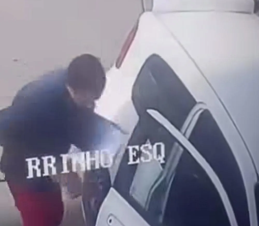 Furto foi registrado após compras em mercado de Ubatuba; vítima teve documentos pessoais e dinheiro levados.