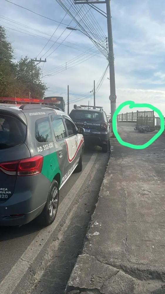 Equipes de resgate atenderam um motociclista gravemente ferido após colisão frontal registrada próximo à Ilha das Cabras, em Ilhabela.