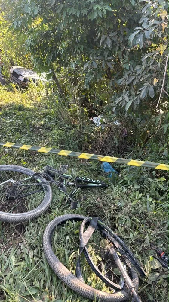 Equipes de resgate e autoridades atenderam a ocorrência na Rodovia Rio-Santos, na altura da Barreira de Camburi.