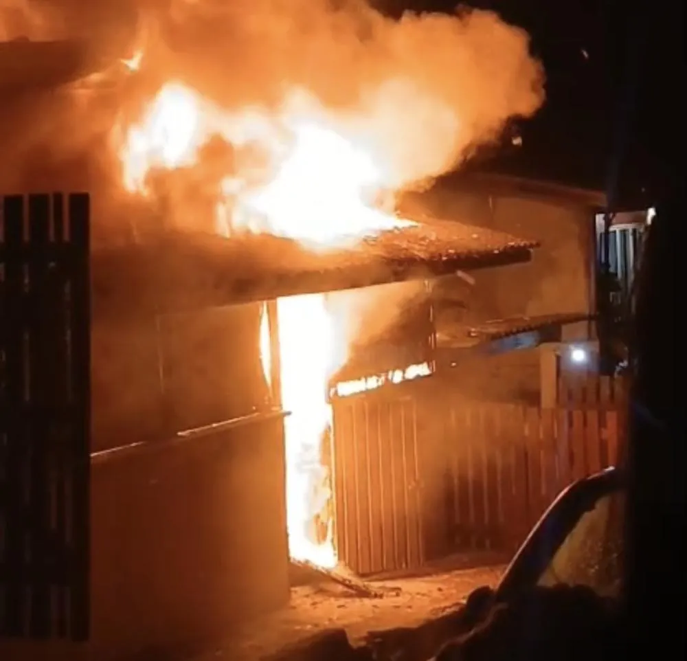 Moradores controlaram as chamas antes da chegada do Corpo de Bombeiros.