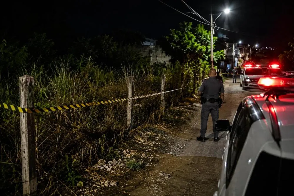 Polícia Civil investiga as circunstâncias da morte de homem encontrado em terreno baldio no bairro Enseada.